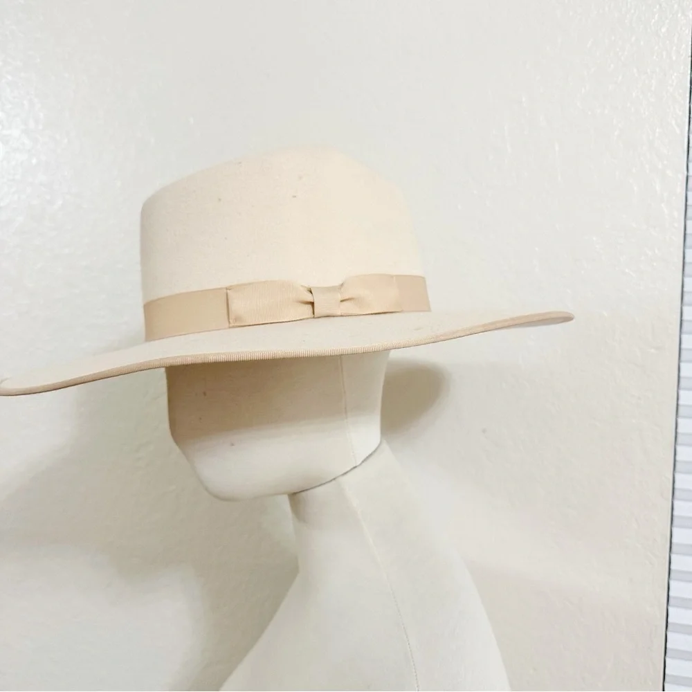 Lack of color IVORY RANCHER hat